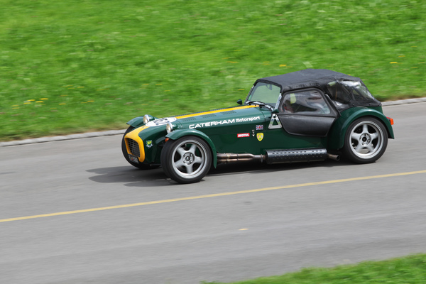 Rechnet mit schlechtem Wetter - Caterham Super Seven Fahrer - British Car Meeting Mollis 2017