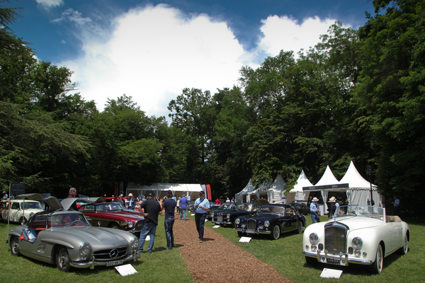 Bild: Rechts Schweizer Karosserien, links Autos für Gentlemen und Playboys - Concours d'Elégance Suisse in Coppet 2019