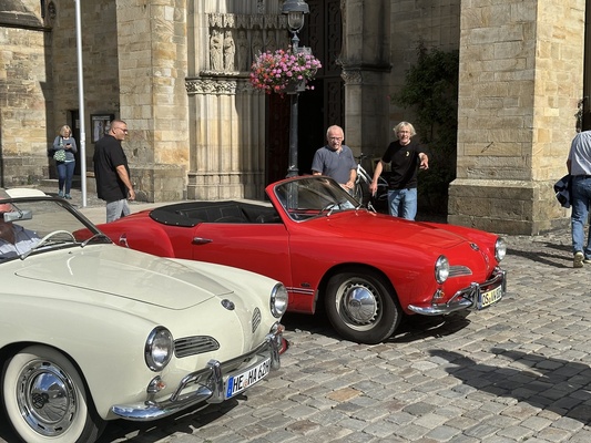Rechts der Veranstalter Joachim Acker – 70 Jahre VW Karmann-Ghia