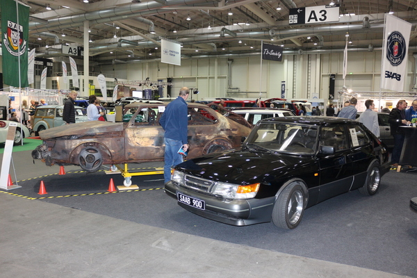 Rechts in schönen, links im zerstörten Zustand - Saab 900 Turbo - Hamburg Motor Classics 2018