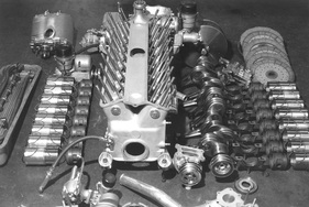 Rechts und links die je acht Kolben und Zylinder, in der Mitte der Motorblock, rechts davon die Hirthwelle, links oben der Kompressor und rechts die sechs Kupplungsscheiben, die das gewaltige Drehmoment an das Getriebe weitergeben mussten