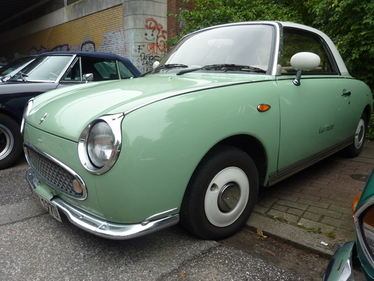 Rechtsgelenkter Mazda-Kleinwagen auf dem Oldtimerparkplatz am Hamburg Stadtpark Revival 2014