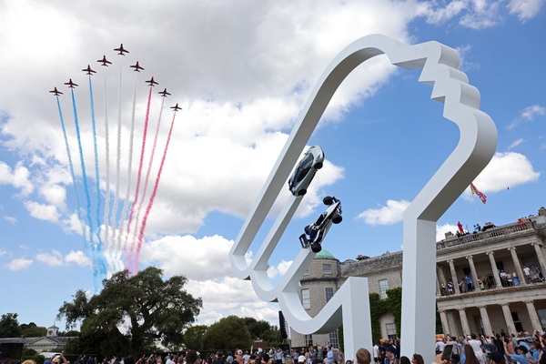 Bild Red Arrows und das Gordon Murray gewidmete Display beim Goodwood House - Goodwood Festival of Speed 2025