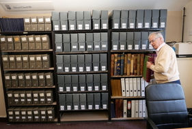 Regale zum Modell Silver Cloud III. Rechts ein paar alte Komissionsbücher von Bentley Regale zum Modell Silver Cloud III. Rechts ein paar alte Komissionsbücher von Bentley