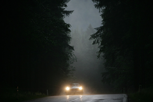 Regen und Dunkelheit bringen eine mystische Stimmung in die Rallye. Ob Coupé oder Cabrio, beide haben unter Extrembedingungen zu kämpfen, bei dem Einen laufen die Scheiben an, beim dem Andern wird die Brille zum Problem