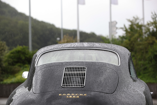 Regentropfen auf dem Heck eines Porsche 356 - 4. Porsche Classic Day Schinznach Bad 2016
