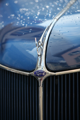 Regentropfen verschönern diesen Ford V8 - Oldtimer in Obwalden O-iO 2016