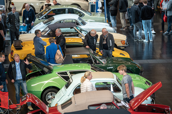 Bild: Reger Andrang in den Privatverkaufshallen - Classic Expo Salzburg 2021