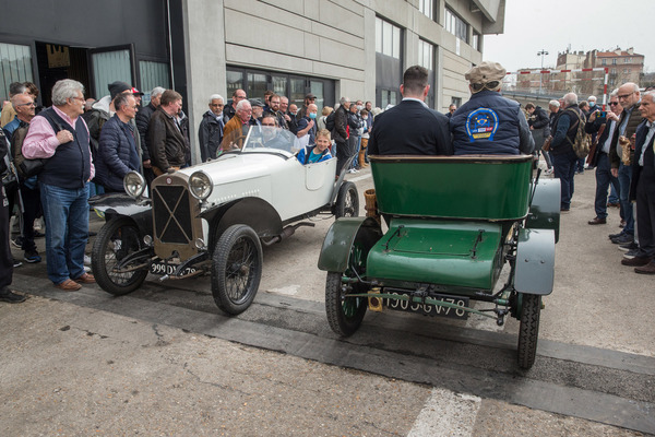 Reges Treiben vor den Messehalten, denn hier kann man die Ur-Automobile in Fahrt erleben ... - Rétromobile Paris 2022