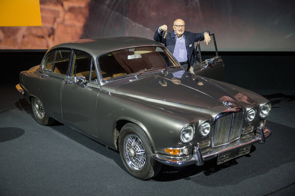 Regisseur Volker Schlöndorff bei der Schlüsselübergabe