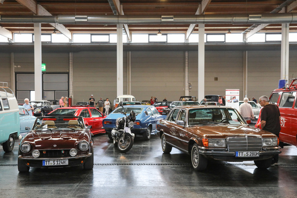 Bild: Reichhaltige Auswahl an Klassikern in der Privatmarkt-Halle - Klassikwelt Bodensee 2024