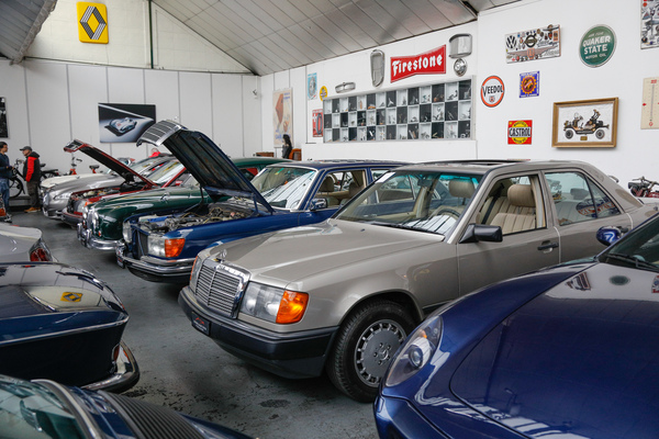 Reichhaltige Auswahl an Limousinen - Versteigerung "Klassische Automobile & Motorräder" der Oldtimer Galerie in Toffen am 18. Oktober 2025