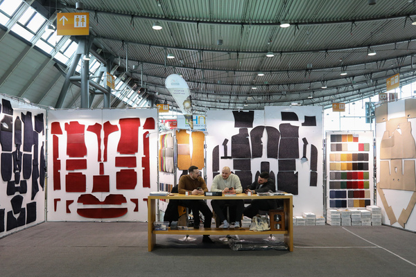 Reichhaltige Teppichauswah - Warten auf die Kunden - 24. Retro Classics Stuttgart 2025