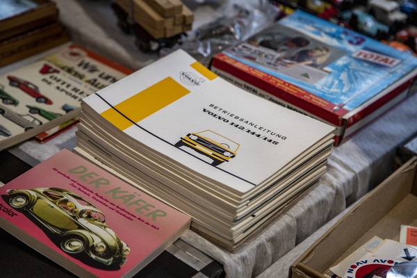 Reichlich vorhanden im mehreren Sprachen: Autoliteratur – Swiss RetroMecanika 2023