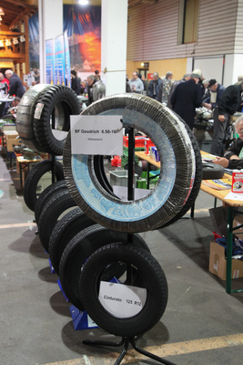 Reifen auch in ungewöhnlichen Dimensionen - Oldtimermesse St. Gallen am 30. Oktober 2016