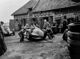Reifenwechsel am Mercedes-Benz W25 - Grosser Preis von Deutschland (1935)
