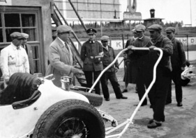 Reifenwechsel mit einem Schnellwagenheber - Trainingsfahrt beim Grossen Preis von Deutschland auf dem Nürburgring (1931)