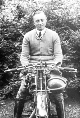 Reinhard Freiherr von Koenig-Fachsenfeld im Alter von 25 Jahren auf seiner Cotton, mit der er 1924 deutscher Motorrad-Strassenmeister bis 250 ccm wurde