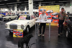 Reinhard Schade von der Lebenshilfe Giessen verlost sieben Autos - Retro Classics Cologne Köln 2017