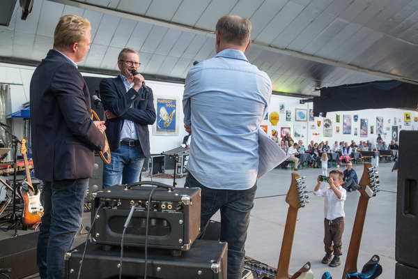 Image: Reinhard Schmidlin thanks Mark Siegenthaler for his support