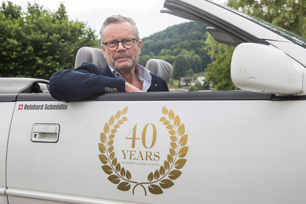Bild: Reinhard Schmidlin kann stolz sein, 40 Jahre Oldtimer Galerie Toffen können gefeiert werden