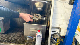 Reinigung des Mengenteiler im Ultraschallbad - Die Zerlegung kann fortgesetzt werden Reinigung des Mengenteiler im Ultraschallbad - Die Zerlegung kann fortgesetzt werden