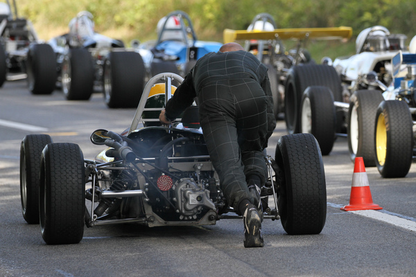Reinrassige Rennwagen freuen sich oft über Anschubhilfe - Bergrennen Steckborn-Eichhölzli Memorial 2018