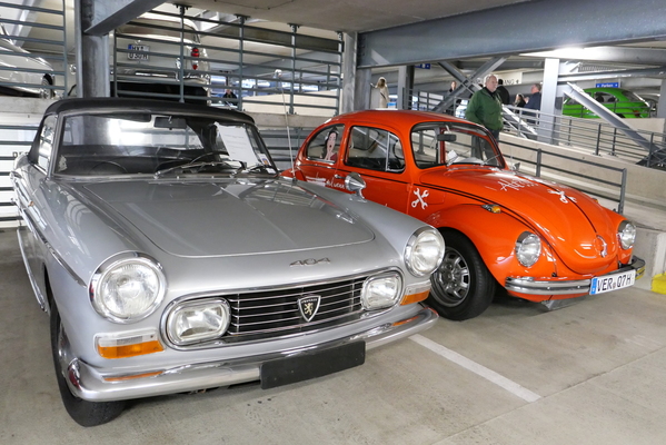 Reizvolles Peugeot-404-Cabriolet von 1968 aus erster Hand, 72'000 km, ungeschweißt und weitgehend im Originalzustand, angeboten für 49'800 Euro. Der modifizierte Käfer war mehr Werbeträger als Verkaufsangebot – Bremen Classic Motorshow 2025
