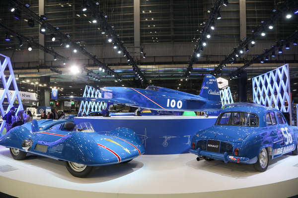 Rekordautos in Blau auf dem Renault-Stand - Rétromobile Paris 2024