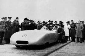 Rekordwagen W25 mit Rudolf Caracciola am Steuer - Rekordfahrt auf der Reichsautobahn bei Frankfurt/Main (1936)