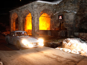 Reliant Sabre 6 Coupé (1963) mit voller Beleuchtung vor dem Etappenziel in Monaco - an der AvD-Histo-Monte 2012