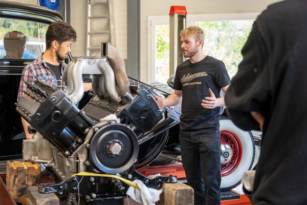 Remo Gsponer präsentiert den Lernenden die aktuellen Projekte – 8. Autos von Dazumal 2023