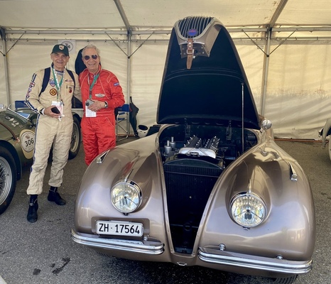 Bild: Rénald Egloff, der Pressechef der LMC, zusammen mit Christian Jenny - 11. Lenzerheide Motor Classics 2024