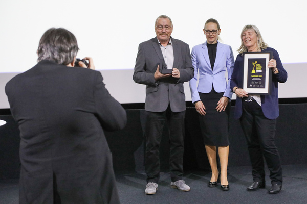 Renate und Peter Hürlimann mit dem "Innovation Award", in der Mitte Maja Guetg - Swiss Classic Award 2022