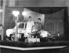 Renault 10 (1967) - knabenhafte Schlankheit der Haute-Couture-Hungermäuser aus Paris vor grafisch gestalteter Rückwand bei Renault - Genfer Autosalon 1967