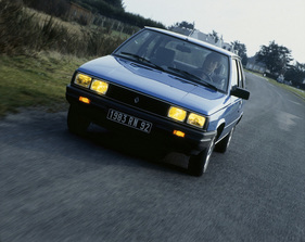 Renault 11 (1981) - Zwei Doppelscheinwerfer weisen den Weg (1981)