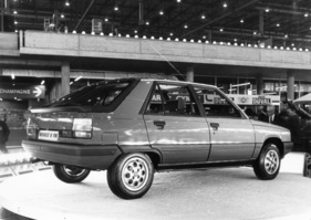 Renault 11 TSE (1983) - der Nachfolger des Renault 14 baut auf der gleichen Plattform wie die Stufenhecklimousine R9 - am Genfer Automobilsalon von 1983
