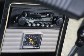 Renault 12 TL (1974) - mit Uhr, das Radio wurde vom Besitzer eingebaut