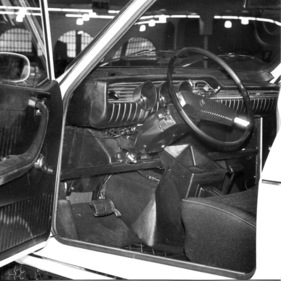 Renault 12 TR - das automatische Getriebe wird mittels eines aus der Mittelkonsole ragenden Wählhebeis bedient - am Genfer Automobilsalon 1974