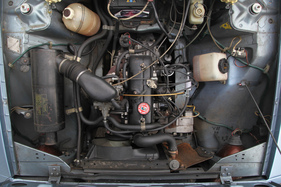 Renault 15 GTL (1977) - der Motor ist längs und weit vorne eingebaut