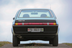 Renault 15 GTL (1977) - durchgehendes Leuchtband am Heck, allerdings in der Mitte ohne Lampen