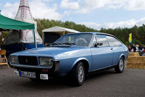 Renault 15 GTL (1978) – die Coupé-Variante des R17, traurige Rechteckscheinwerfer und fast restlos verschwunden – Oldtimer-Show Berlin 2022