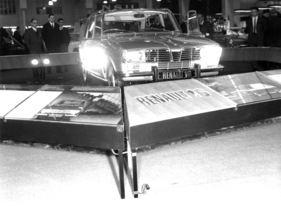 Renault 16 (1965) - der Präsentationsroboter hilft der Publikumsneugier ab - Genfer Automobilsalon 1965