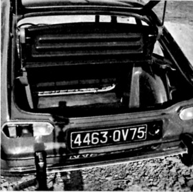 Renault 16 (1965) - die Klappe geht mit dem Heckdeckel auf Renault 16 (1965) - die Klappe geht mit dem Heckdeckel auf