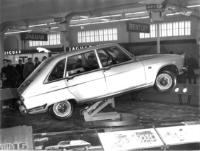 Renault 16 (1965) - mit Kapriolen, drehenden Rädern, blinkenden Scheinwerfern und Wandlungen im Innenraum macht die Familienlimousine auf sich aufmerksam - Genfer Automobilsalon 1965
