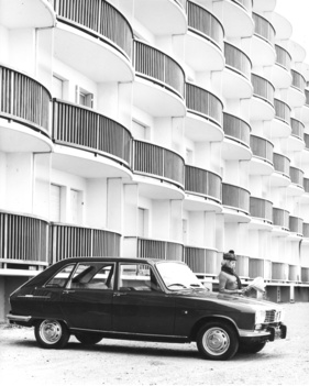 Renault 16 (1965) - vor moderner Kulisse präsentiert