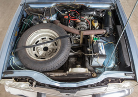 Renault 16 TX (1977) - Reserverad (Ventil unten) und Batterie nehmen viel Platz im Motorraum ein