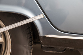 Renault 16 TX (1977) - … als rechts, was die Messung am Kotflügel eindrücklich zeigt (1977)