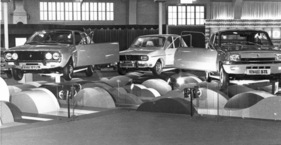 Renault 17 TL (1973) - auf dem Messestand von Renault drehen sich die Modelle 5 TL, 12 TS und 17 TL und öffnen und schliessen dabei die Türen - am Genfer Automobilsalon von 1973