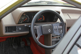 Renault 18 Turbo (1981) - Funktionales Cockpit, ohne Kapriolen, wie es sich beispielsweise ein Citroën CX leistete
